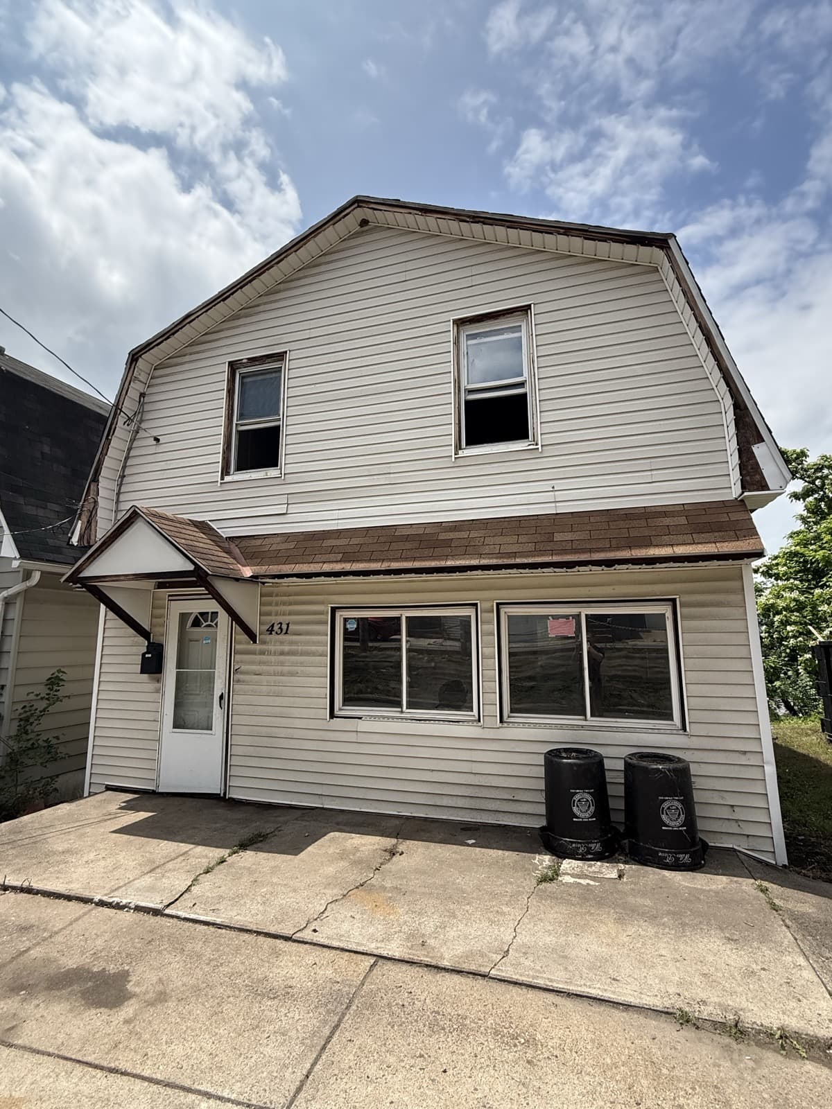 Wilkes-Barre front access and exterior presentation photo